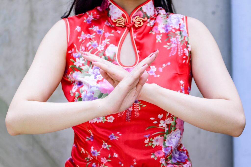 チャイナドレスを着た女性