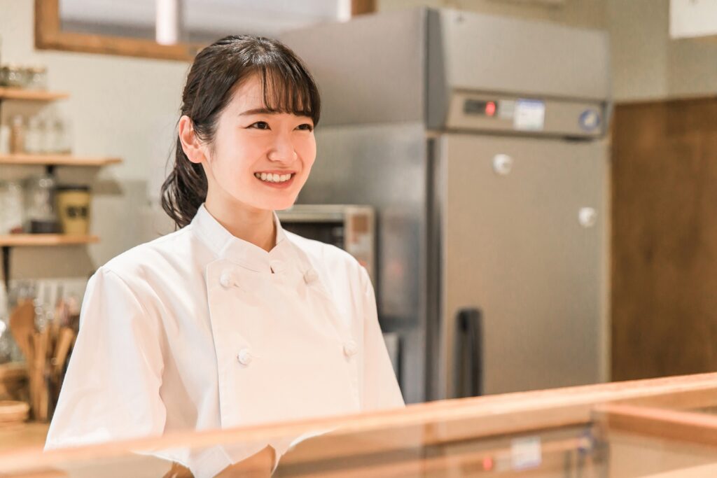 飲食店の厨房で働く調理師