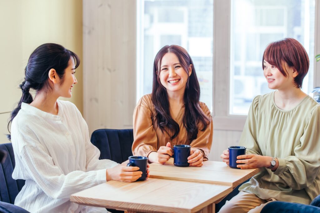 女子会・ランチ・カフェ・飲食店にきた女性