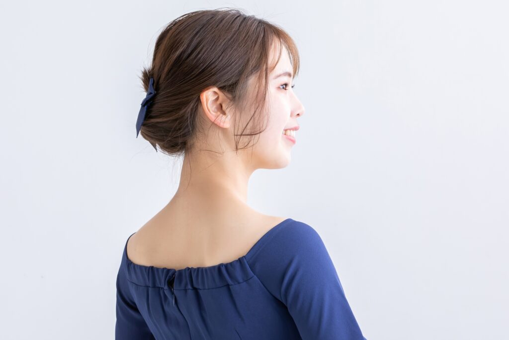 背中の綺麗な女性