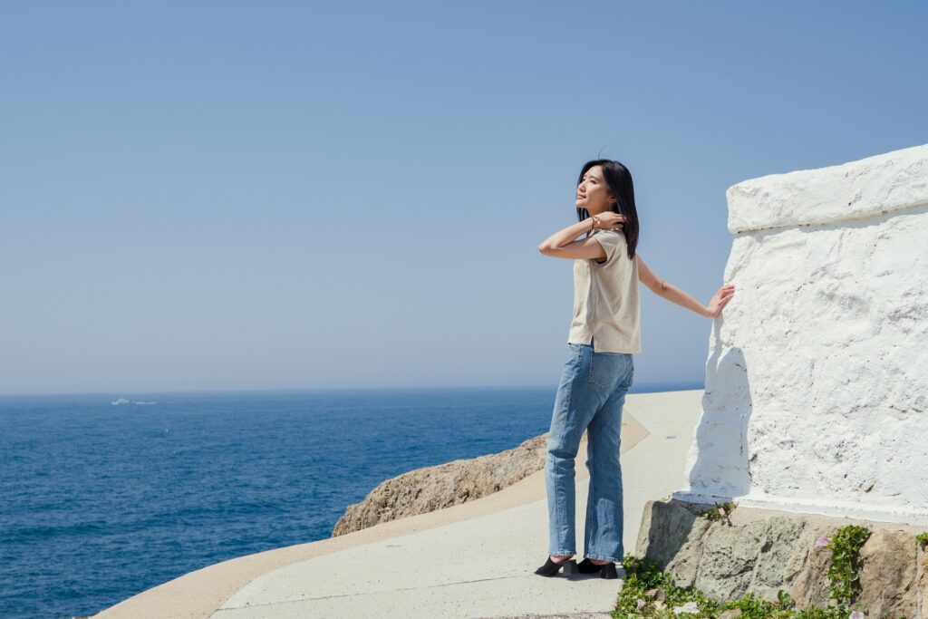 海で風を感じる女性