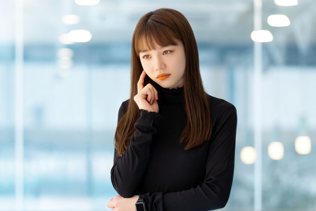 考えごとをする女性・ビジネスウーマン