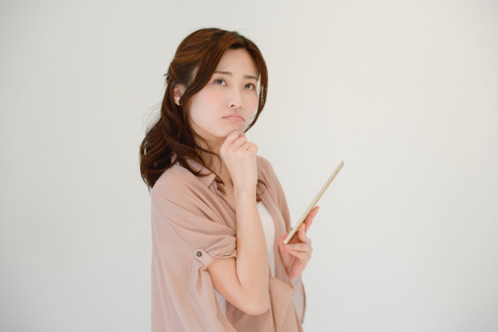 考えごとをする女性・ビジネスウーマン