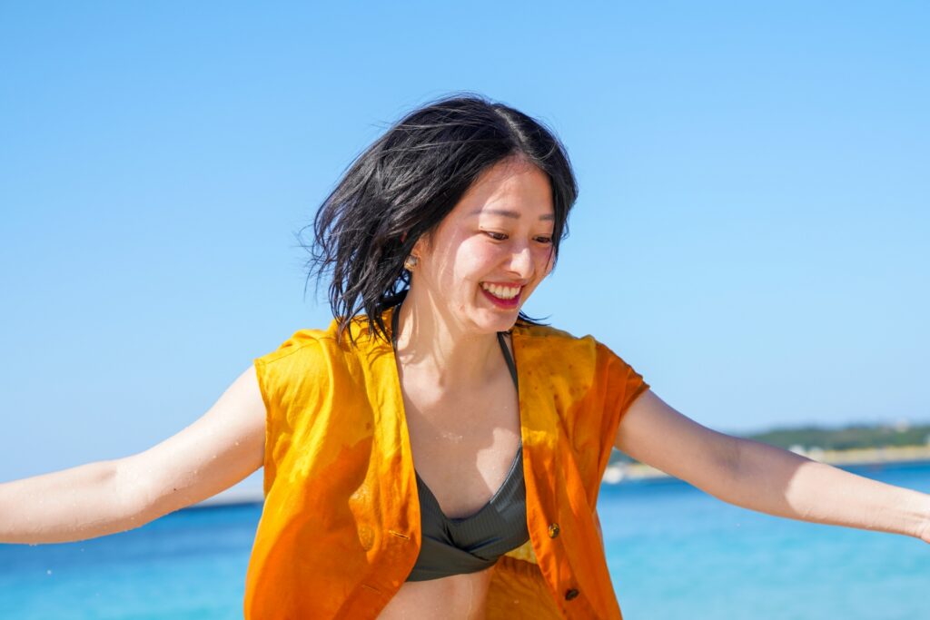 沖縄の海を満喫する女子大生