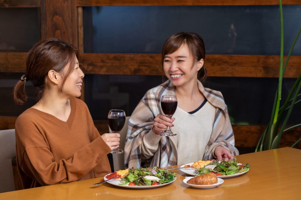 レストランで食事する女性