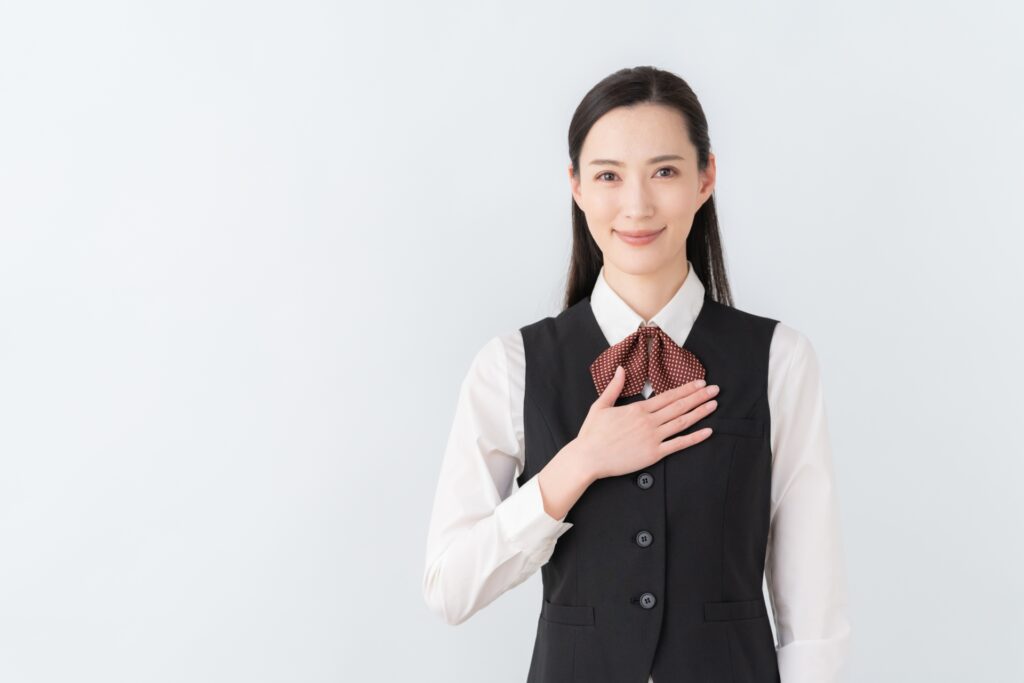 白バックの若いホテルマンの女性
