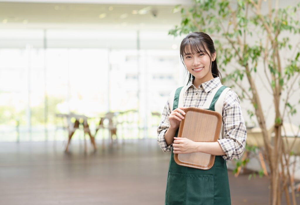 カフェで働く若い女性店員