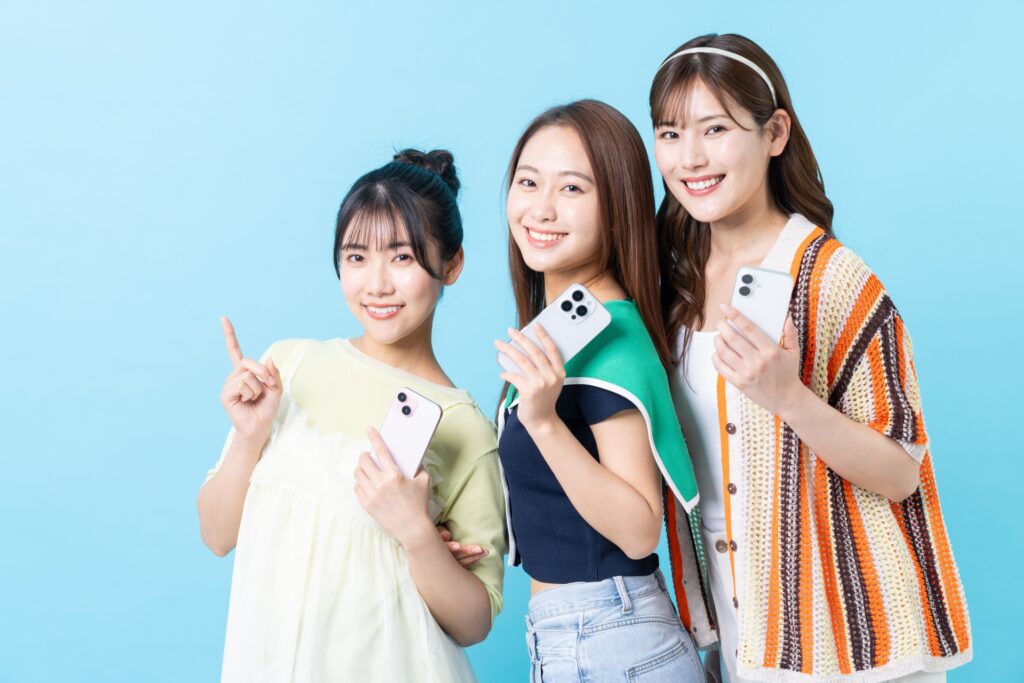 家で一緒にスマホを使う女性・友達・ママ友