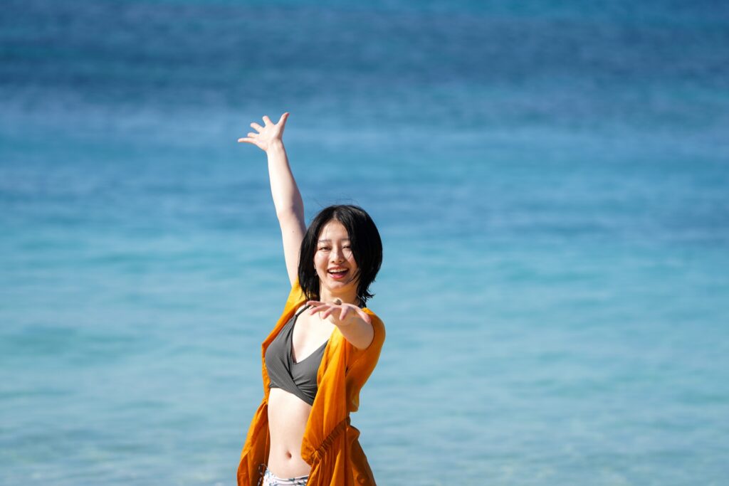 南の島でリゾートバイトをする女性