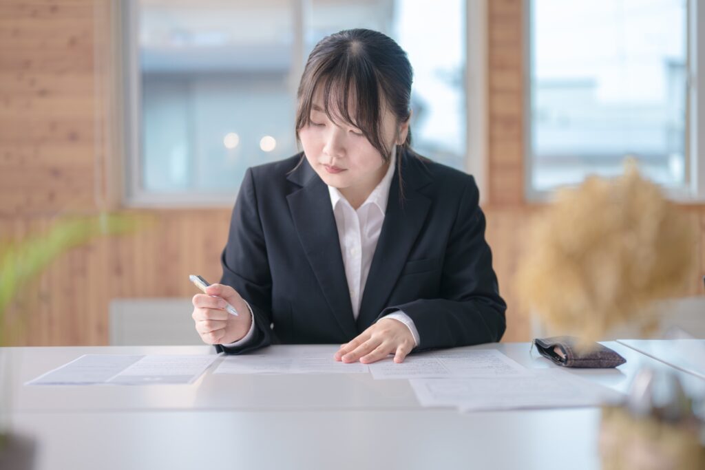 切符3枚を持つ女性