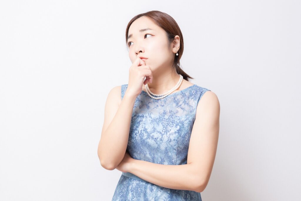 悩み事を抱える青いドレスを着た女性