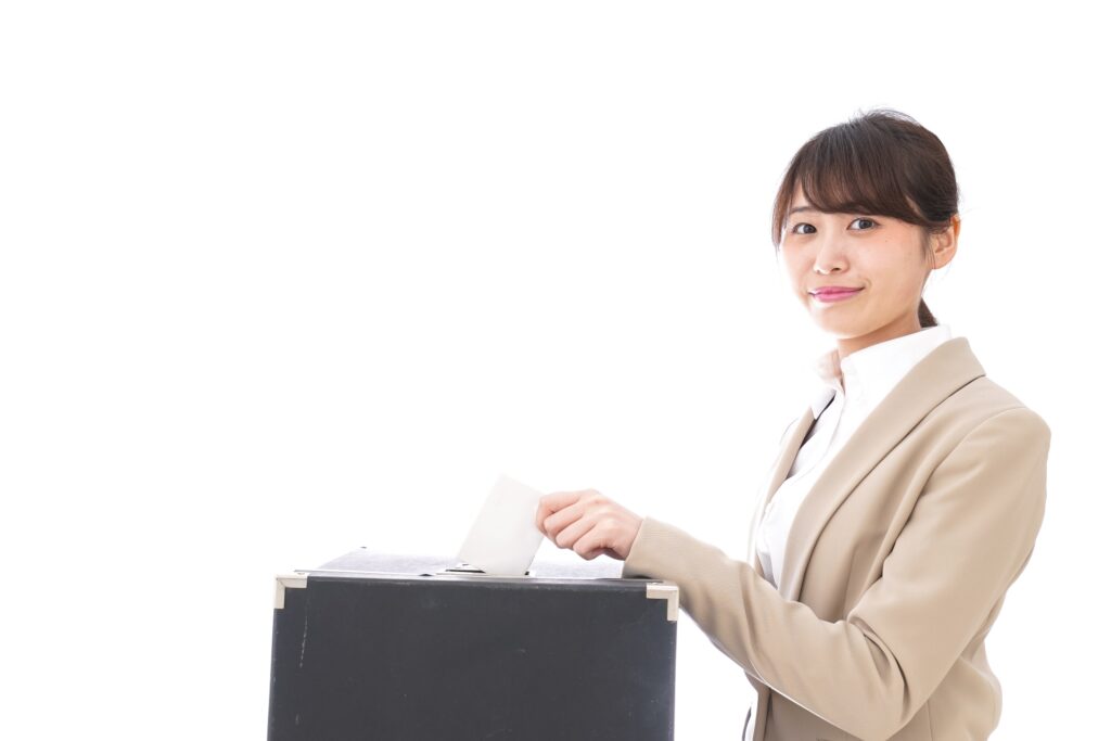 選挙の投票をする有権者