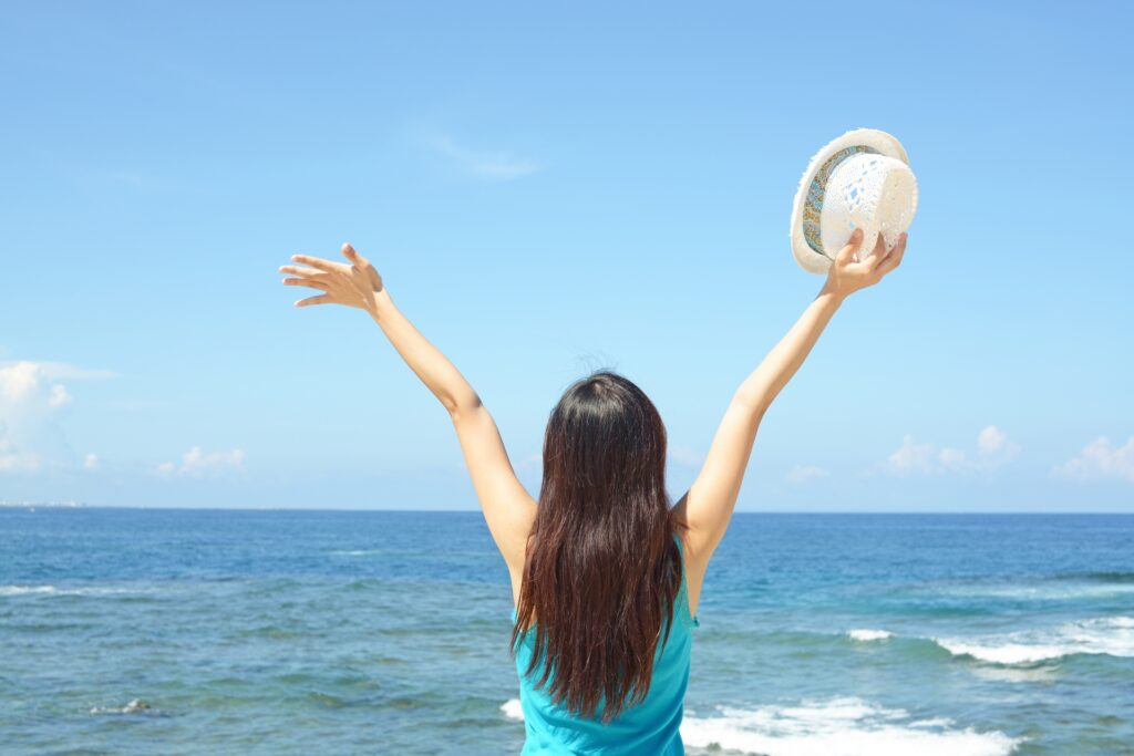 海辺でくつろぐ女性
