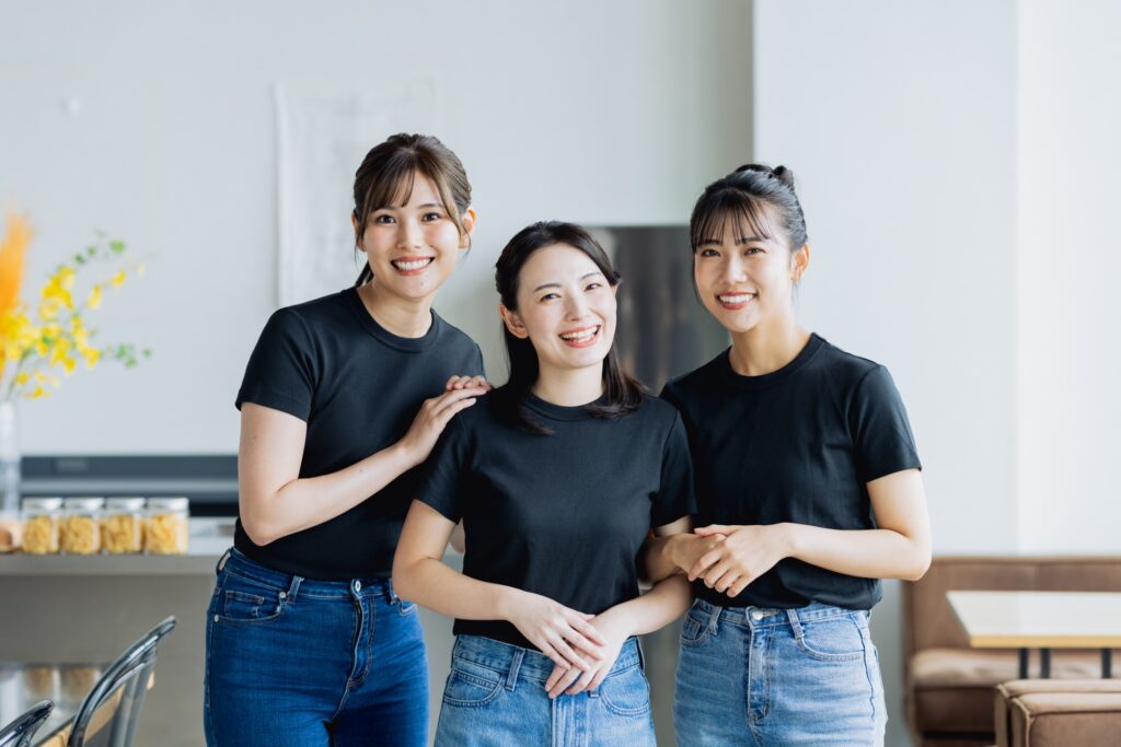黒いTシャツを着た3人の女性