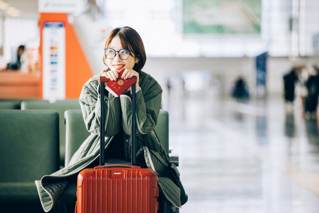 空港で出発を待つ日本人女性