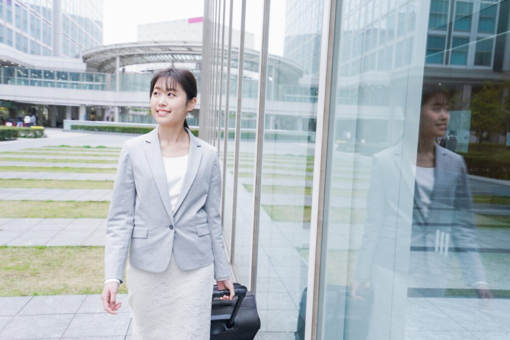 キャリーケースを持つ女性