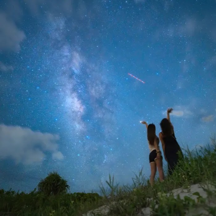 夜景を楽しむ女性