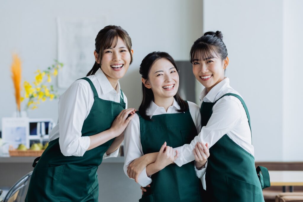 カフェで働く女性