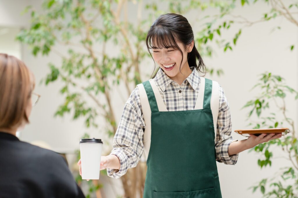 カフェで働く若い女性店員