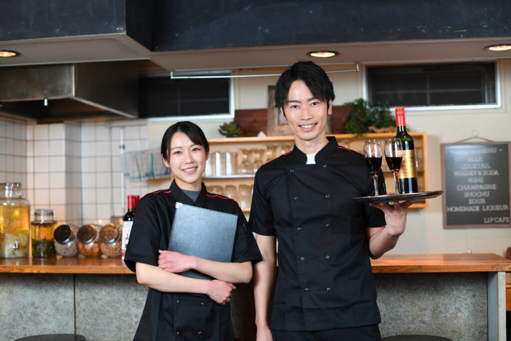 男女の飲食店スタッフ