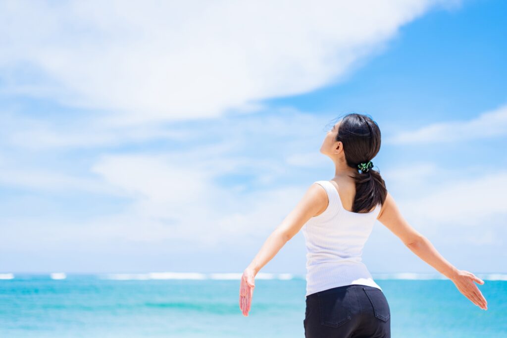女性の健康イメージ 青い海