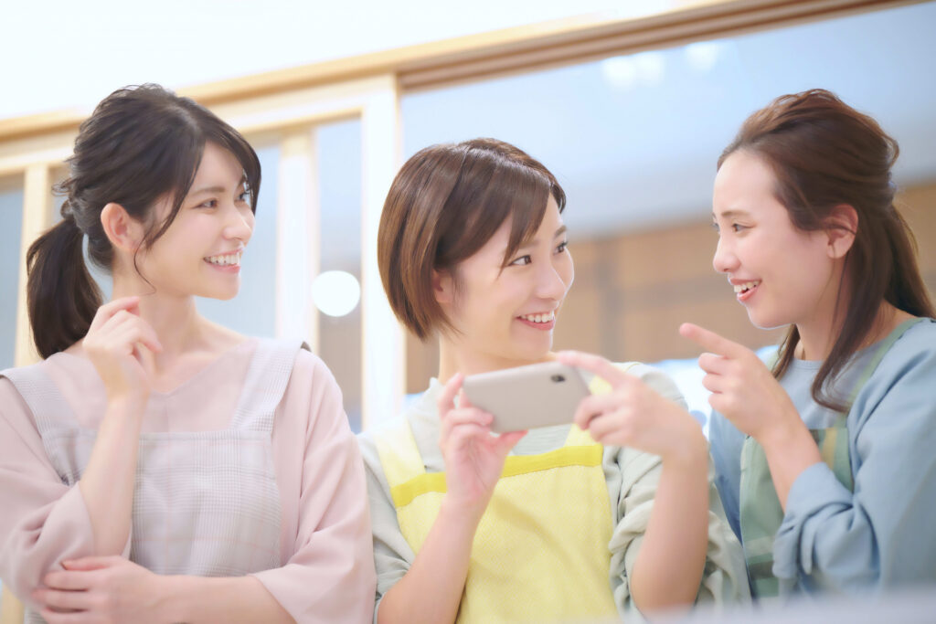 スマホで撮影する先生と生徒