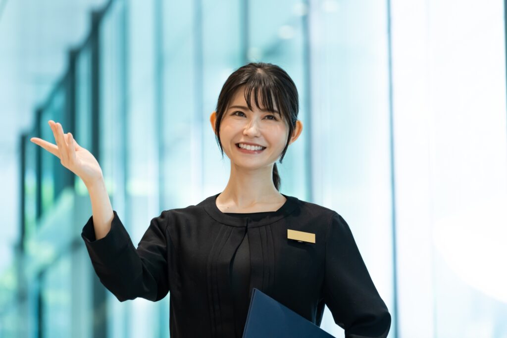 案内をする女性