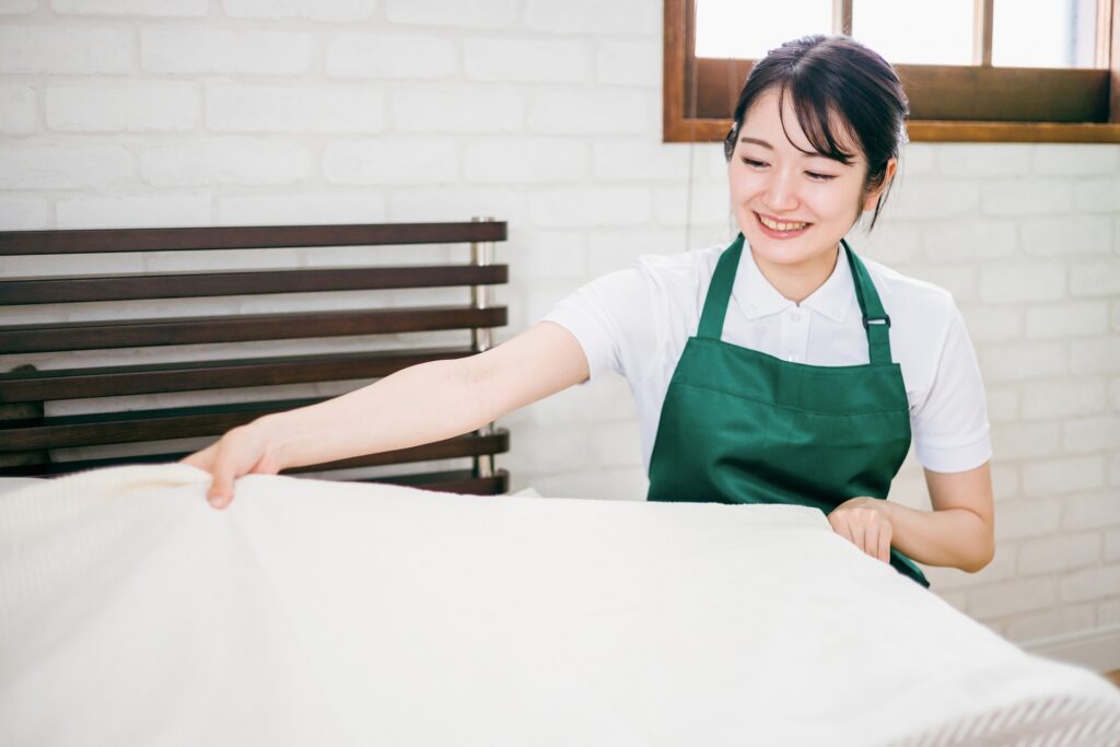 シーツ交換をする女性