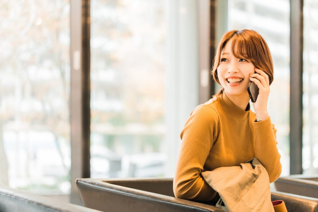 スマホで通話をするビジネスウーマン