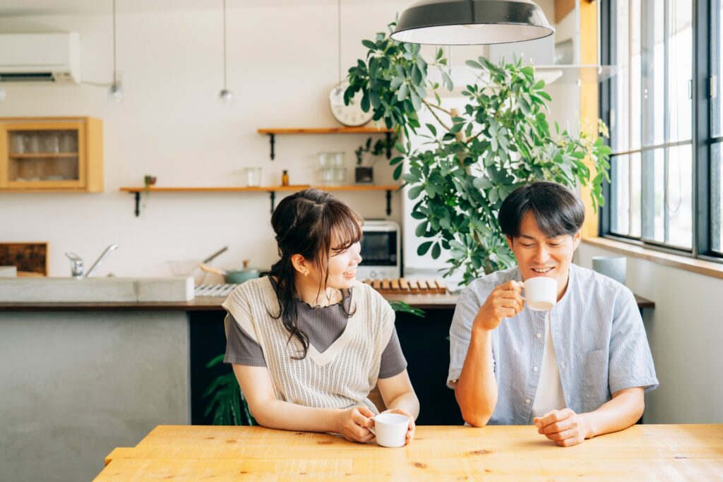 おしゃれ空間でコーヒーを飲む男女