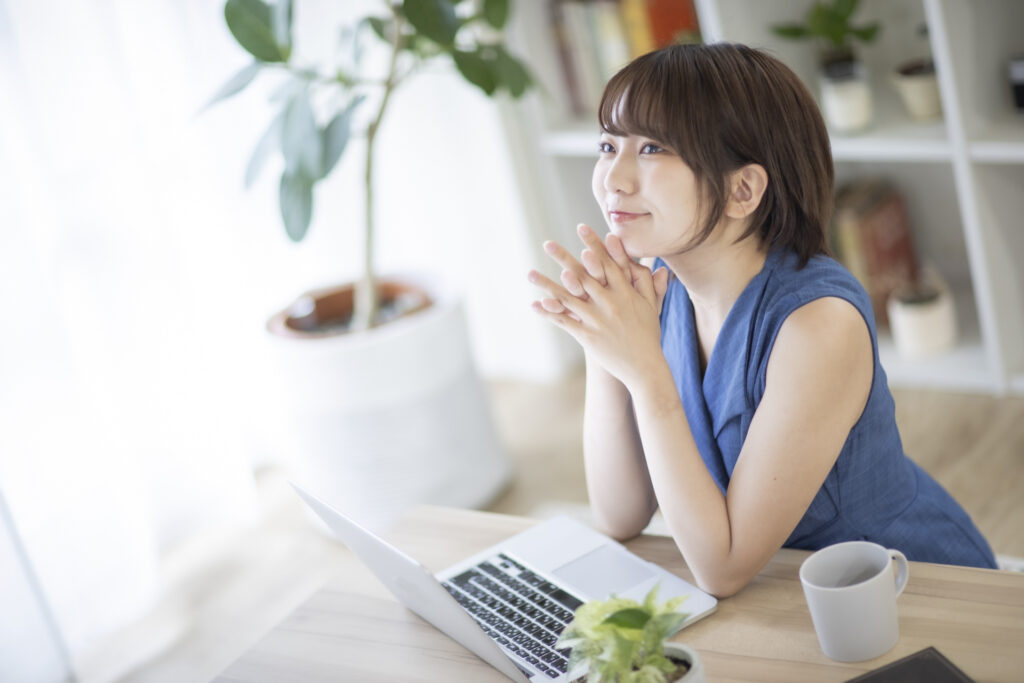 考える若い女性