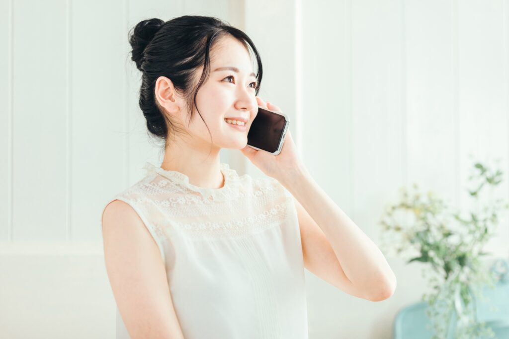 スマホで通話する女性