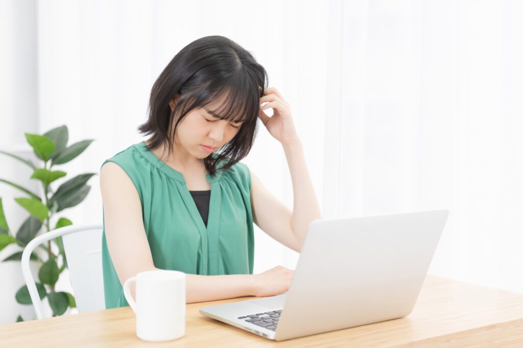 悩む女性