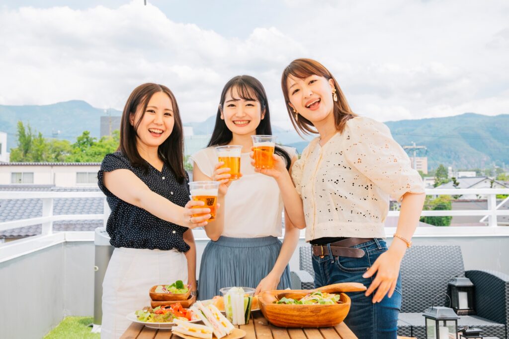 屋上でパーティーをする女性たち（ビール）