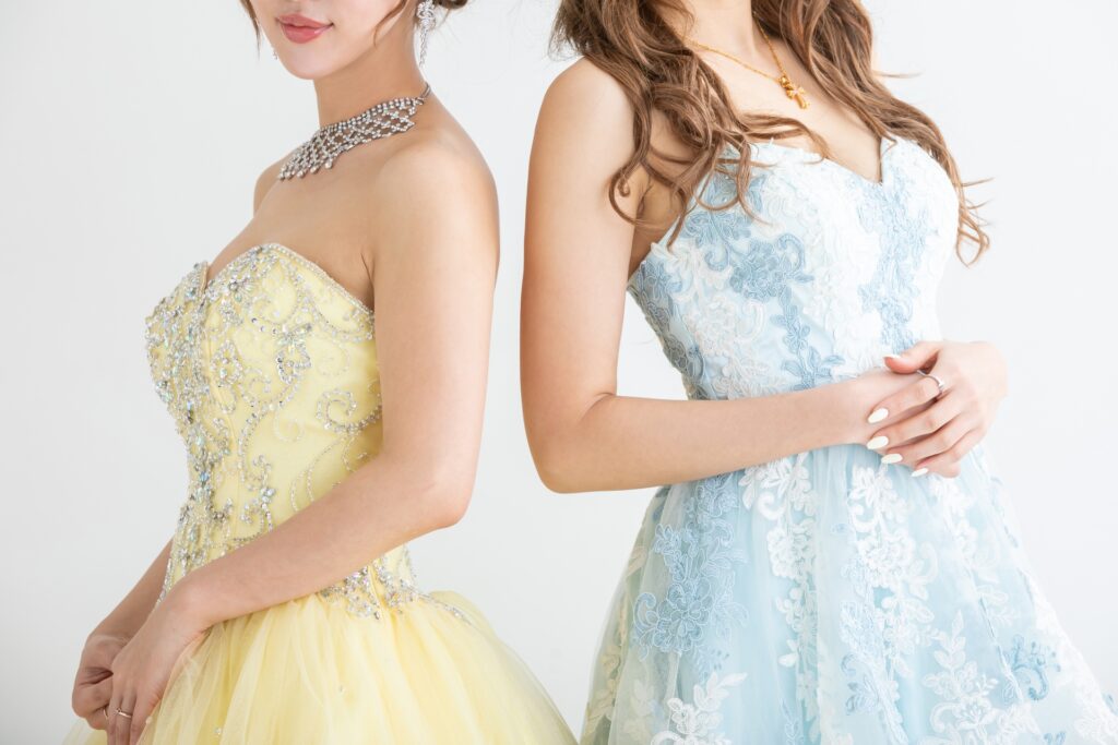 華やかなドレスを着た女性2人