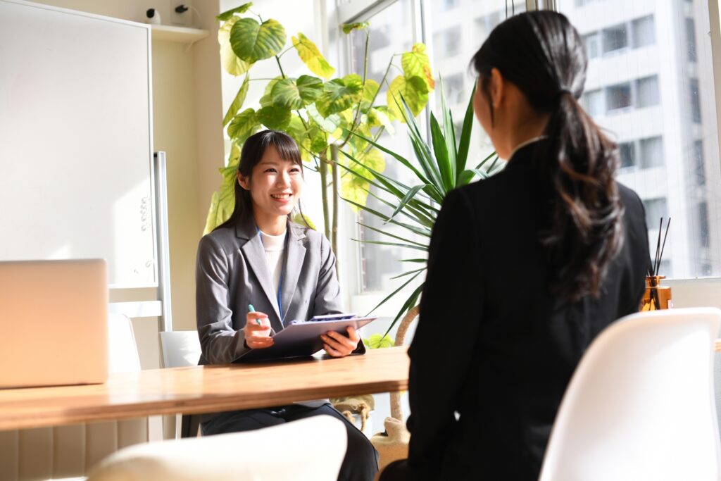 面接を受ける女性