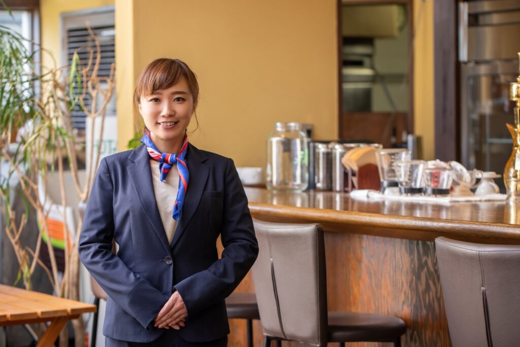 受付をする女性