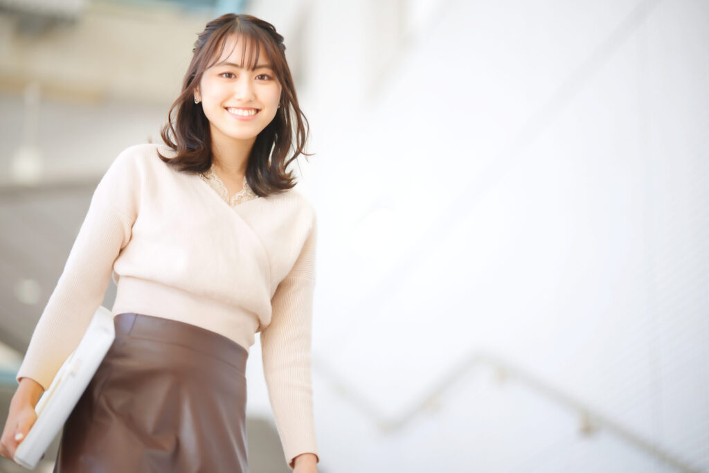 階段を下っている女性