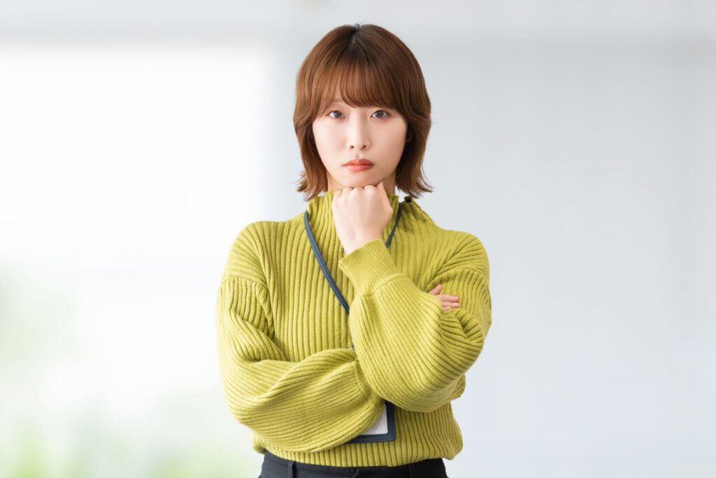 困った表情の女性・ビジネスウーマン