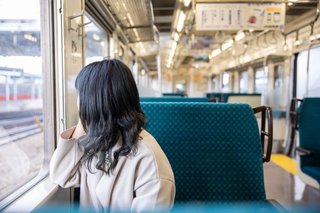 電車で移動する女性