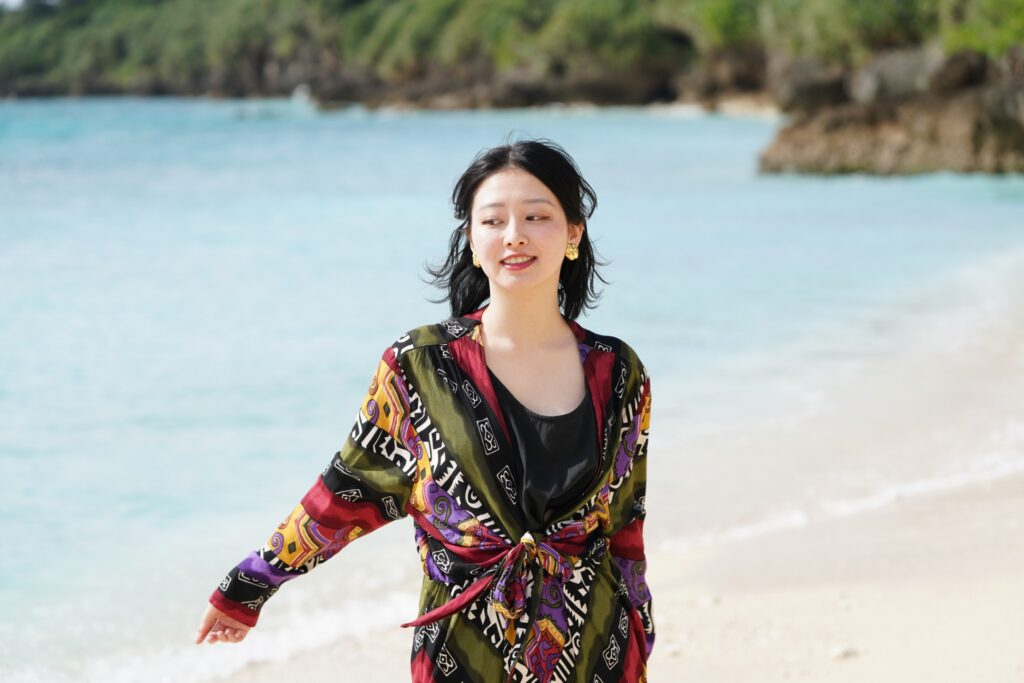 長期休暇を利用して沖縄を満喫する女性