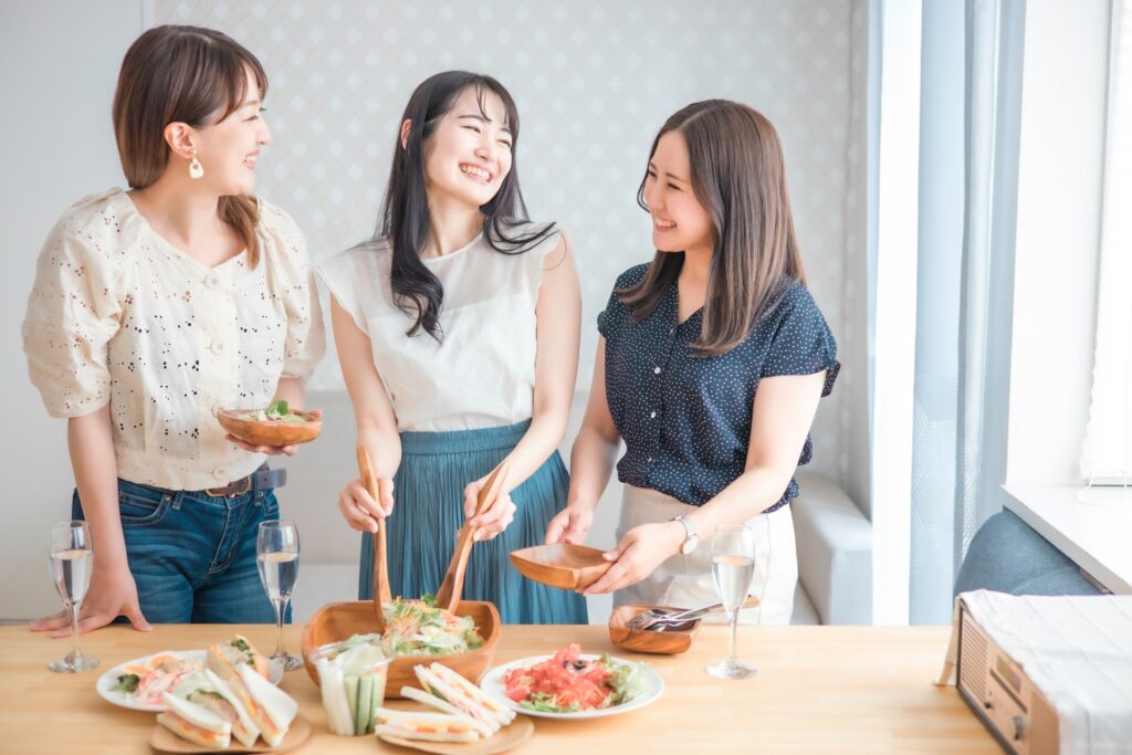 ホームパーティーをする女性たち