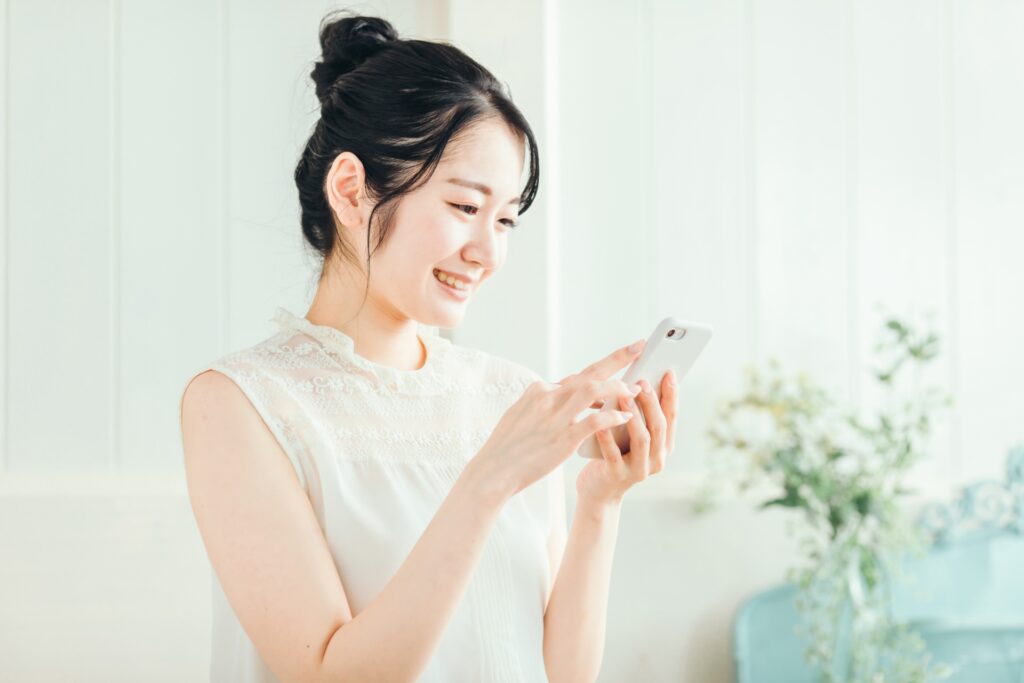 スマホを見る若い女性