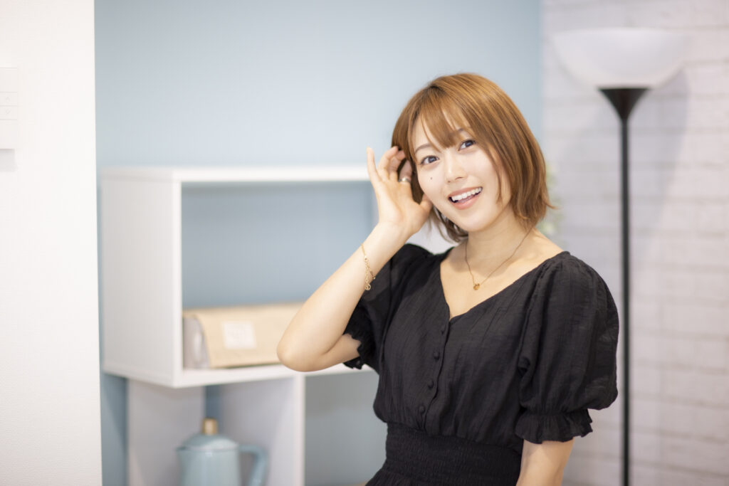 髪を触るカメラ目線の女性