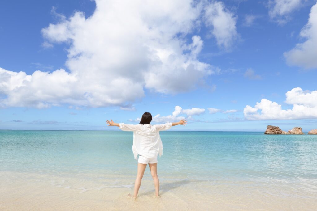 美しい沖縄の海でくつろぐ女性