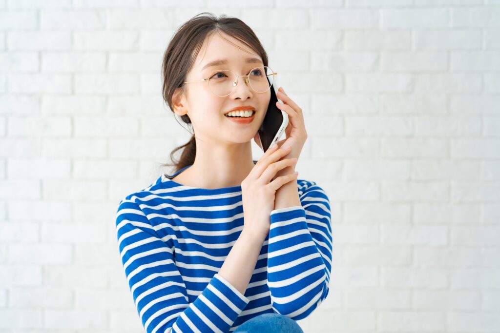 スマートフォンで通話する女性