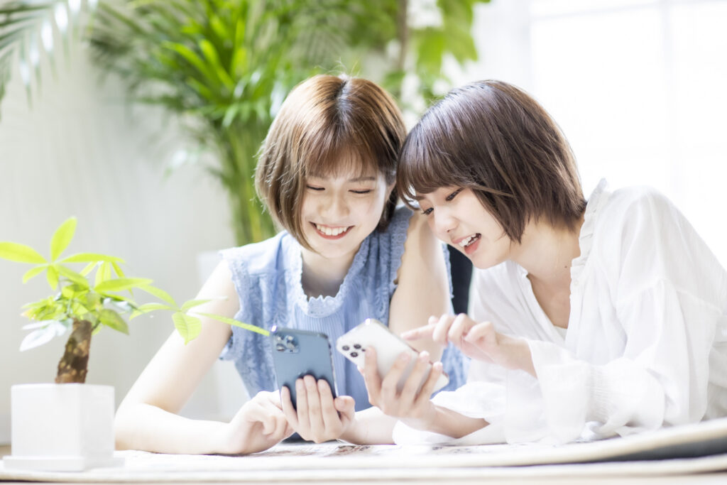 スマホを見ている2人の女性