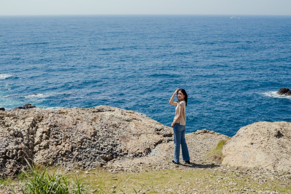 海のリゾートバイトをする女性