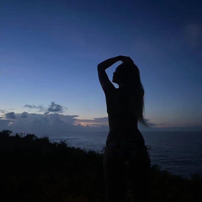 夕方の空と女性