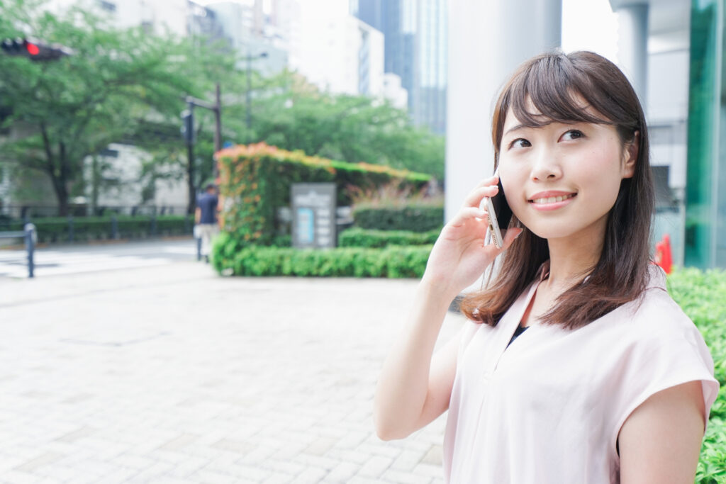 通話する女性